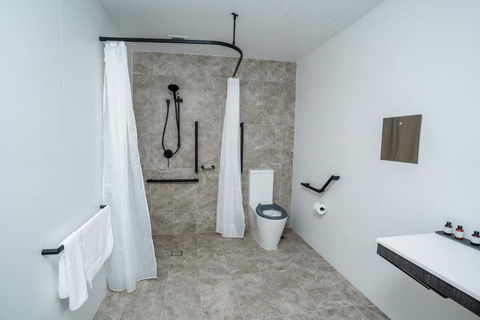 Warners At The Bay - Accommodation Gladstone 1