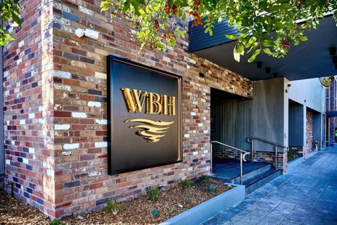 Warners Bay Hotel - Accommodation Gladstone 0