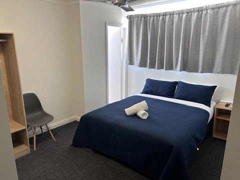 Warners Bay Hotel - Accommodation Gladstone 2