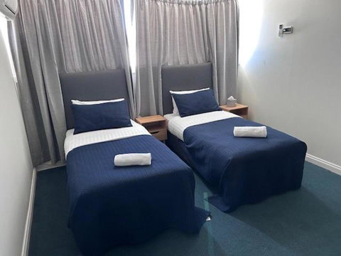 Warners Bay Hotel - Accommodation Gladstone 1