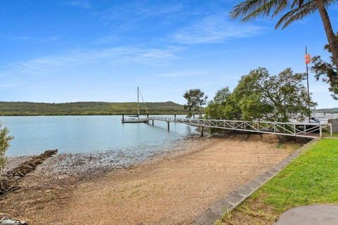 Waterfront, Deep Water Pontoon, Views To Straddie - Accommodation Gladstone 2