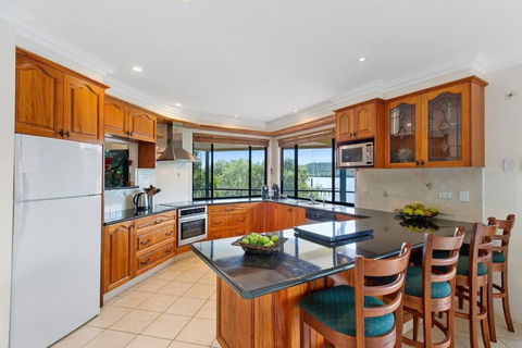 Waterfront, Deep Water Pontoon, Views To Straddie - Accommodation Gladstone 3