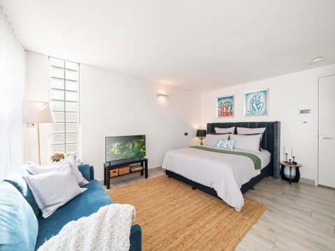 XQ Collection La Casa De Frida - Modern Studio With Balcony - Accommodation Gladstone 3