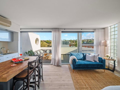 XQ Collection La Casa De Frida - Modern Studio With Balcony - Accommodation Gladstone 2