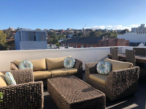 XQ Collection La Casa De Frida - Modern Studio With Balcony - Accommodation Gladstone 1