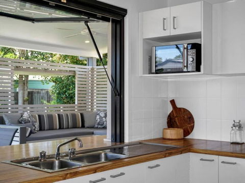 Welcome To The Crab Shack - Accommodation Gladstone 2