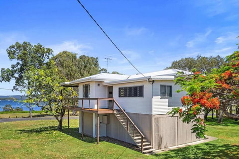 Welcome To Waterfront Views - Accommodation Gladstone 0