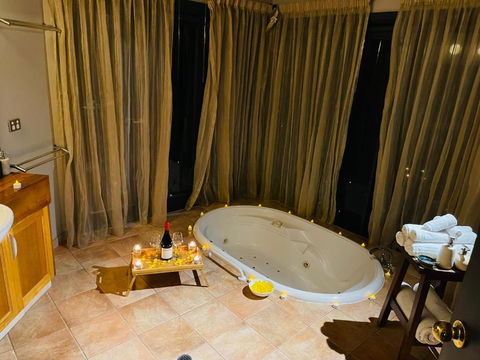Woodlands Rainforest Retreat - Accommodation Gladstone 1