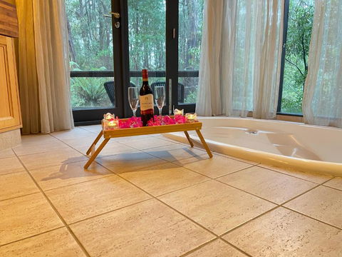 Woodlands Rainforest Retreat - Accommodation Gladstone 3