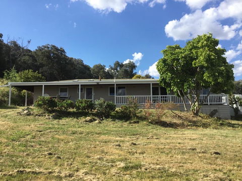 Yackandandah Farm Homestead - Accommodation Gladstone 1