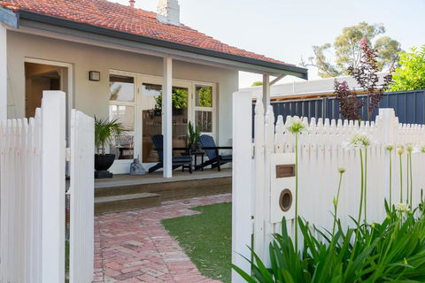 Guildford Cottage By Swan Bnb Management - Accommodation Gladstone 0