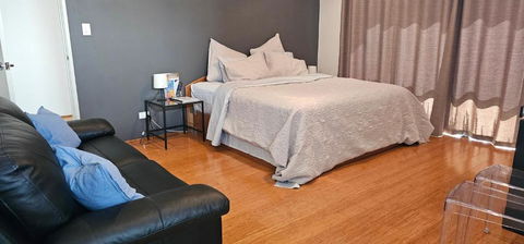 Private King Bed Guest Suite - Accommodation Gladstone 0