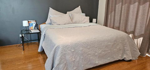 Private King Bed Guest Suite - Accommodation Gladstone 1
