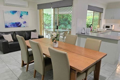Relaxing Hamptons Style Home In Forest Lake - Accommodation Gladstone 3