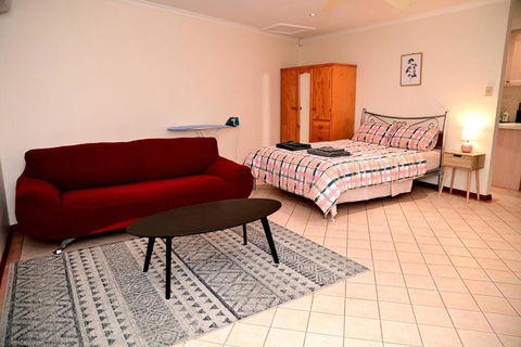 Spacious Studio In AliceSprings QueenBed+KSAirbed - Accommodation Gladstone 0