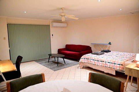 Spacious Studio In AliceSprings QueenBed+KSAirbed - Accommodation Gladstone 1