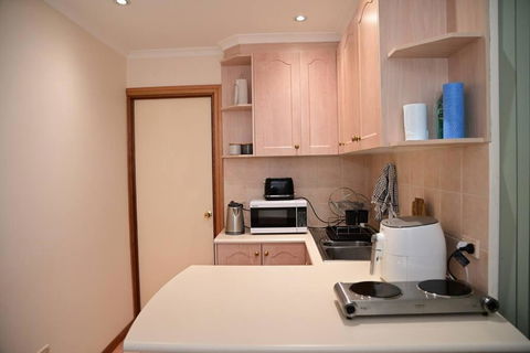 Spacious Studio In AliceSprings QueenBed+KSAirbed - Accommodation Gladstone 2