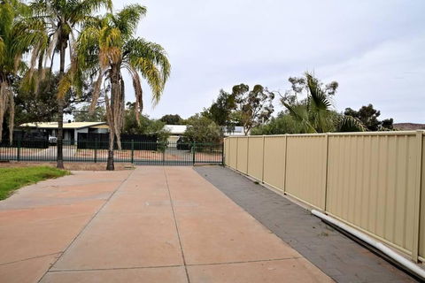 Spacious Studio In AliceSprings QueenBed+KSAirbed - Accommodation Gladstone 3