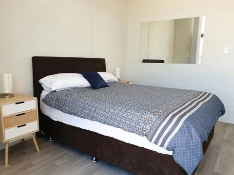 Waverley Apartment E-one Bedroom Wifi Available - Accommodation Gladstone 3
