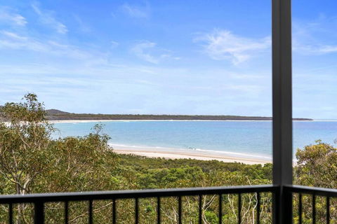 YARABIN - Luxury Home With Ocean Views - Accommodation Gladstone 1