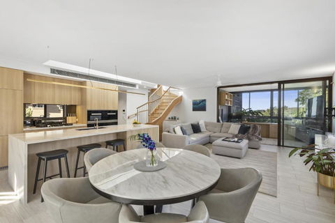 YAWA1B - Bellevue Hill Penthouse - Accommodation Gladstone 0