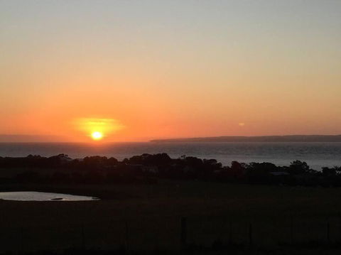 YOLO- Beach-house Views, Near Penguins, Nbn! - Accommodation Gladstone 3