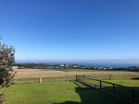 YOLO- Beach-house Views, Near Penguins, Nbn! - Accommodation Gladstone 1