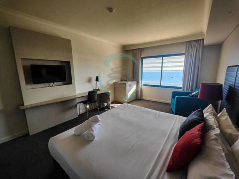 ZEN88 ESPLANADE: Hotel Suite W/ Ocean/Sunset Views - Accommodation Gladstone 0