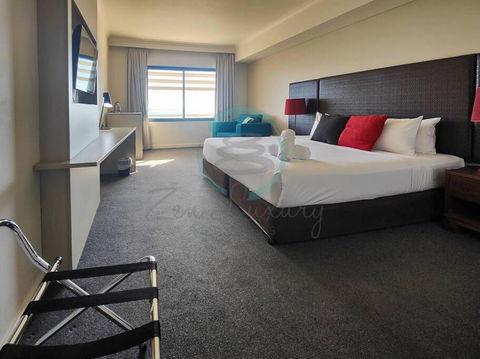 ZEN88 ESPLANADE: Hotel Suite W/ Ocean/Sunset Views - Accommodation Gladstone 1