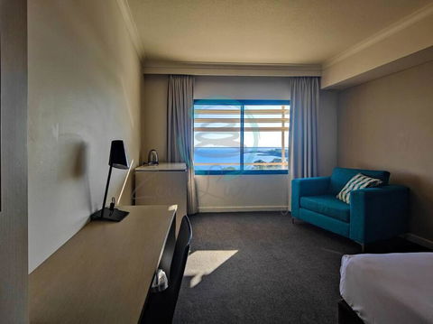 ZEN88 ESPLANADE: Hotel Suite W/ Ocean/Sunset Views - Accommodation Gladstone 3