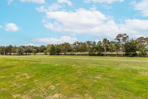 ZMITH Apartment - BROOKE, - Near AIS, GIO Stadium, UC, & Nth - Canberra Hospital - Accommodation Gladstone 3