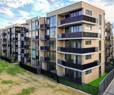 ZMITH Apartment - BROOKE, - Near AIS, GIO Stadium, UC, & Nth - Canberra Hospital - Accommodation Gladstone 2