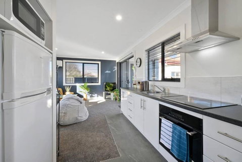 Zoo Villas: Villa Giraffe - Central Wynyard - Accommodation Gladstone 1