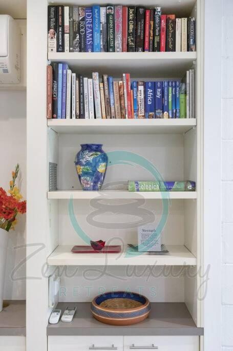 ZEN TREETOPS - Boutique 2-BR Apt W/ Private Pool - Accommodation Gladstone 1