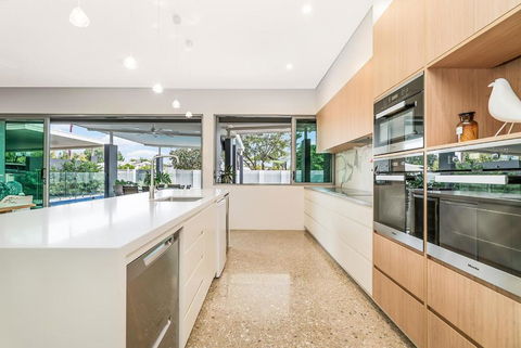 ZenLux Massive 5-BR Holiday Home - Pool - BBQ - Accommodation Gladstone 1