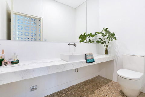 ZenLux Massive 5-BR Holiday Home - Pool - BBQ - Accommodation Gladstone 3