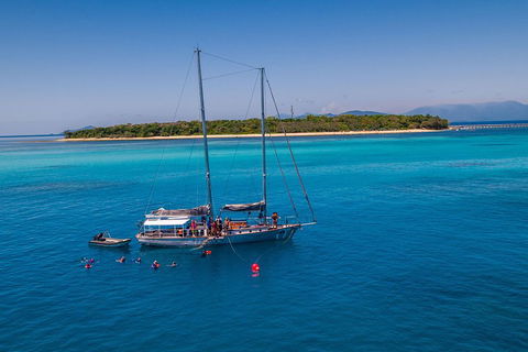 Ocean Free Green Island & Great Barrier Reef Snorkel Cruise, Cairns 25 Guests - Accommodation Gladstone 0