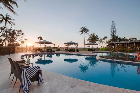 Tangalooma Island Resort Whale Watching Day Cruise With Dolphin Feeding - Accommodation Gladstone 4