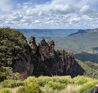 Blue Mountains Private Tour - wild kangaroos waterfalls and The Three Sisters